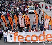 FECODE 현수막 들고 의회로 향하는 교사들