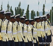 '민주주의의 날' 기념 행진하는 나이지리아 해군