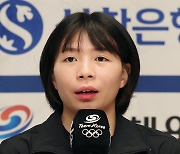 취재진 질문에 답하는 이혜경