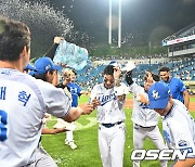 박병호, 한미 통산 400 홈런 신나는 축하 [사진]