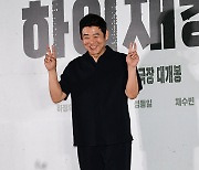 [포토] 성동일, 어색한 브이 포즈로