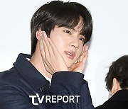 BTS 진, 허그회 중 '무개념 팬' 논란...입술 대고 '쪽'