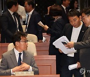 김용민 의원과 대화하는 박찬대 원내대표