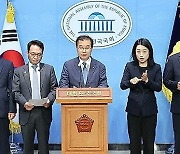 입장 밝히는 민주당 정치검찰사건조작특별대책단