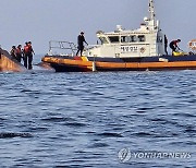 "경적 울렸지만…" 조업 중 날벼락…부유물 잡고 구사일생