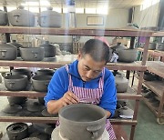 [AsiaNet] Shandong's Yinan: Handcrafted "Animal Fat Ancient Pottery"