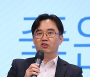 "정년연장·계속고용 무자르 듯 말고, 종합적으로 봐야"