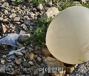 통일부, 대북 전단 살포 단체와 면담..."자제 요청 없어"