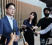 출국 인터뷰하는 김경수 전 경남지사