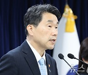 이주호, '휴학 승인 대학' 엄정히 대처