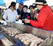 "제 입맛에 맞는 지방 비율은요"…제주산 돼지고기 시식회 '북적'