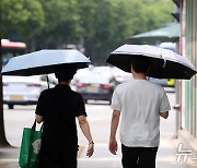 '폭염에 장사 없다' 남자도 양산