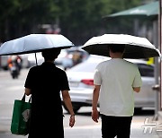 폭염 닷새째 '양산 쓴 남자' 늘어