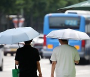 '폭염에 장사 없다' 남자도 양산