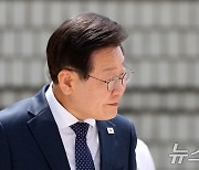 지지구호 외치는 시민들 바라보는 이재명 대표