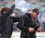 [포토] 양현종 '알드레드 첫 승 기념하는 물세례'