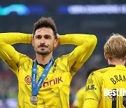 '충격' BVB 챔스 준우승 주역·14년 뛴 '레전드' 훔멜스, 팀 떠난다…테르지치와의 불화 원인