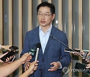 출국 김경수, 국회 파행에 "정치인, 국민에 희망주고 갈등조정자 돼야"