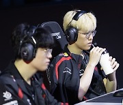 [LCK] T1, 농심의 매운맛 추격 떨치고 1세트 승리