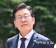 [포토]'대장동 배임·성남FC 뇌물' 공판 출석하는 이재명 대표