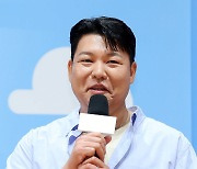 인사말 하는 김영민PD