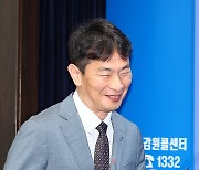 브리핑하기 위해 이동하는 이복현 금융감독원장