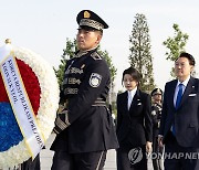 윤석열 대통령 부부, 우즈베크 독립기념비에 헌화