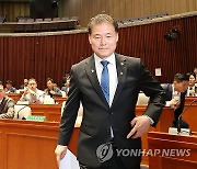 현안 보고를 위해 이동하는 김영호 통일부 장관