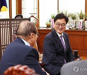 이종찬 광복회장과 인사하는 우원식 국회의장