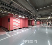 "바르지 않는다"...바닥 그 자체가 바로 페인트[생활속산업이야기]