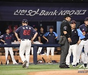 [포토] 김태형 감독 '심판 판정에 강력 어필 후 퇴장 조치'