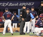 [포토] 김태형 감독 '심판 판정에 강력 어필 후 퇴장'