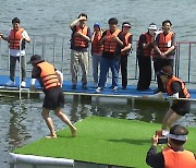 때이른 더위...축제장·미술관에서 더위 식히는 시민들