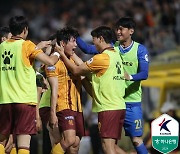 ‘엄지성 쐐기포 작렬’ 광주FC, 10명이 싸운 2위 김천상무에 2-0 완승...6위 도약