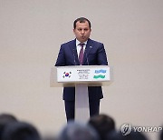 한-우즈베크 비즈니스 포럼 축사하는 우즈베크 상의회장