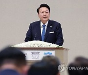 尹대통령 "중앙아 핵심국 우즈베크와 함께 미래로 나아갈 것"(종합)