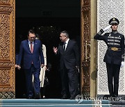 우즈베크 하원의장과 대화하는 윤석열 대통령