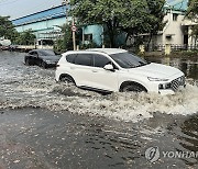 소나기에 침수된 도로