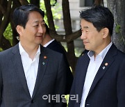 [포토]이야기 나누는 안덕근-이주호