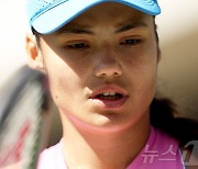 WTA 라두카누, 2년 만에 투어 4강 진출…존스 기권으로 행운의 승리