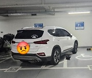 장애인 구역 2칸 대각선 주차한 SUV…"아이가 타고 있어요"