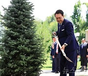 우즈베크 국빈방문 기념식수하는 윤석열 대통령