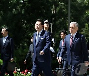 우즈벡 공식환영식 입장하는 윤석열 대통령