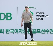 [STN포토]티샷 방향을 확인하는 박주영