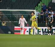 [b11 현장] '2-0→ 2-2' 앞서가던 전북, 수없이 찬스 놓쳐 결국 인천에 따라잡혔다… '날아간 김두현 체제 첫 승'