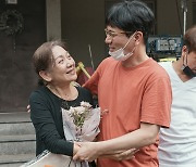 김태용 감독, ‘탕웨이 母’ 얼싸 안고‥‘원더랜드’ 비하인드