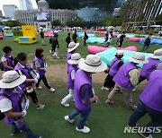 서울광장 행진하는 이태원 참사 유가족들