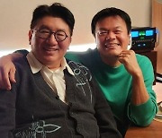 ‘위버스콘’ 박진영 무대에…방시혁이? 팬들 ‘술렁’[스경X이슈]