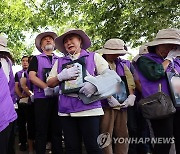 영정 받은 유가족들