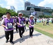 서울광장 분향소를 뒤로 하고